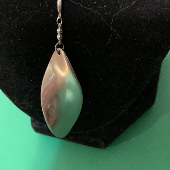 Beautiful Nygard necklace jewelry, 32”, leaf design on pendant - Picture 3 of 7